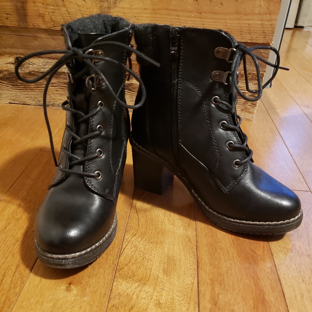 NWOT - Women's black booties